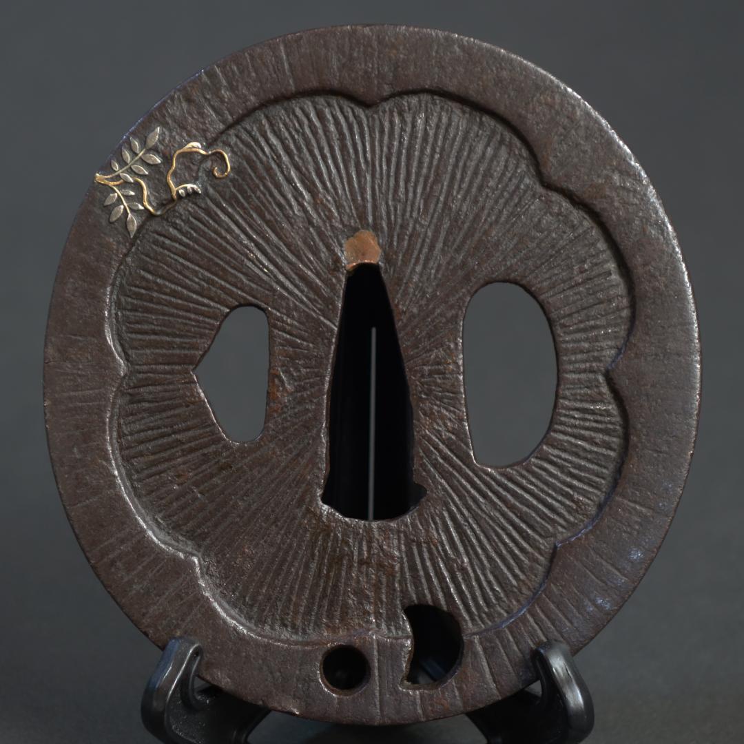 鍔 鐔 鉄地 刀装具 武具 骨董【阿弥陀鑢 金銀象嵌 藤図鍔】(鍔箱付き)