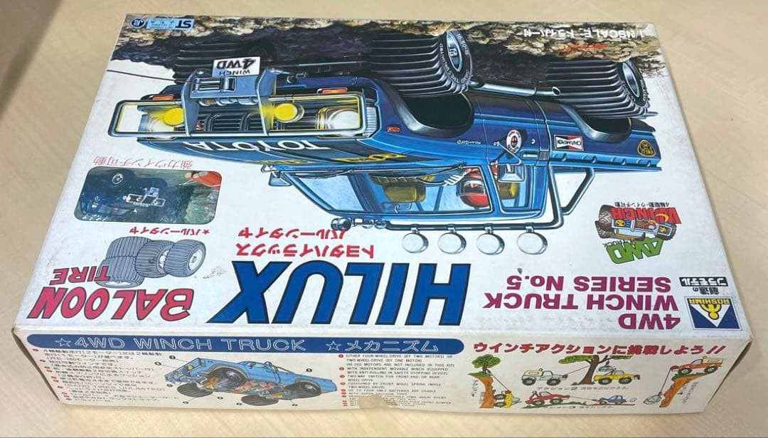 アオシマ　トヨタハイラックス　バルーンタイヤ　プラモデル　未組立品