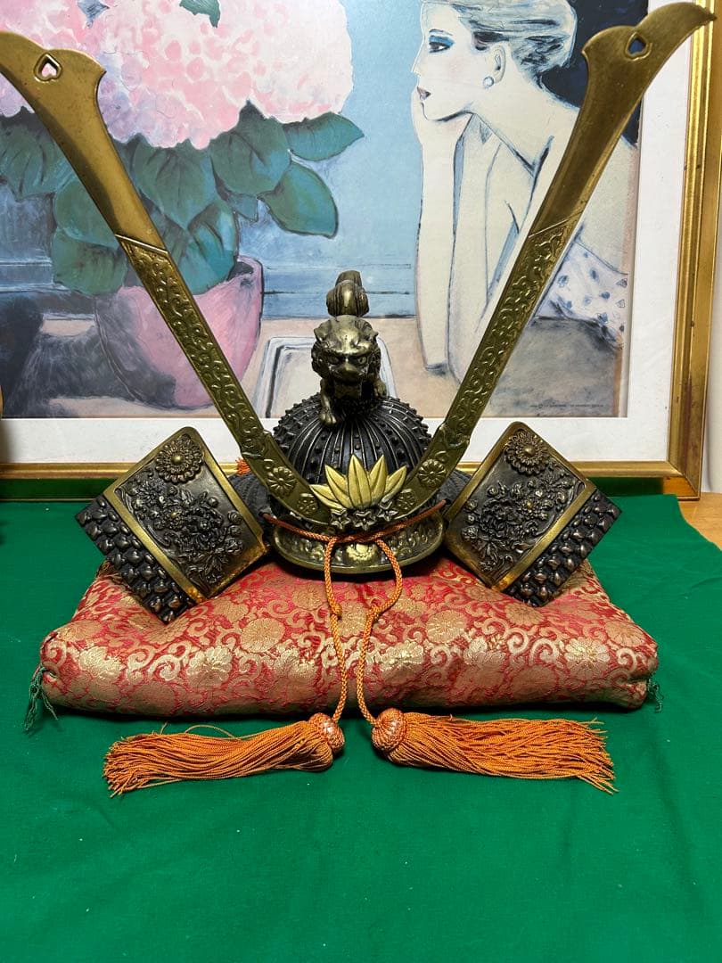 源九郎義経　獅子頭の出世兜の置物