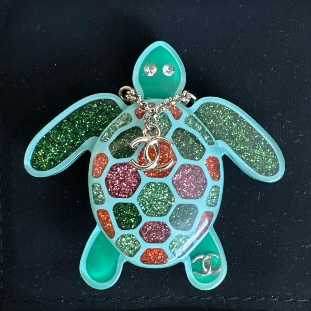 シャネル　CHANEL ブローチ　亀　ホヌ　ロゴ　チャーム