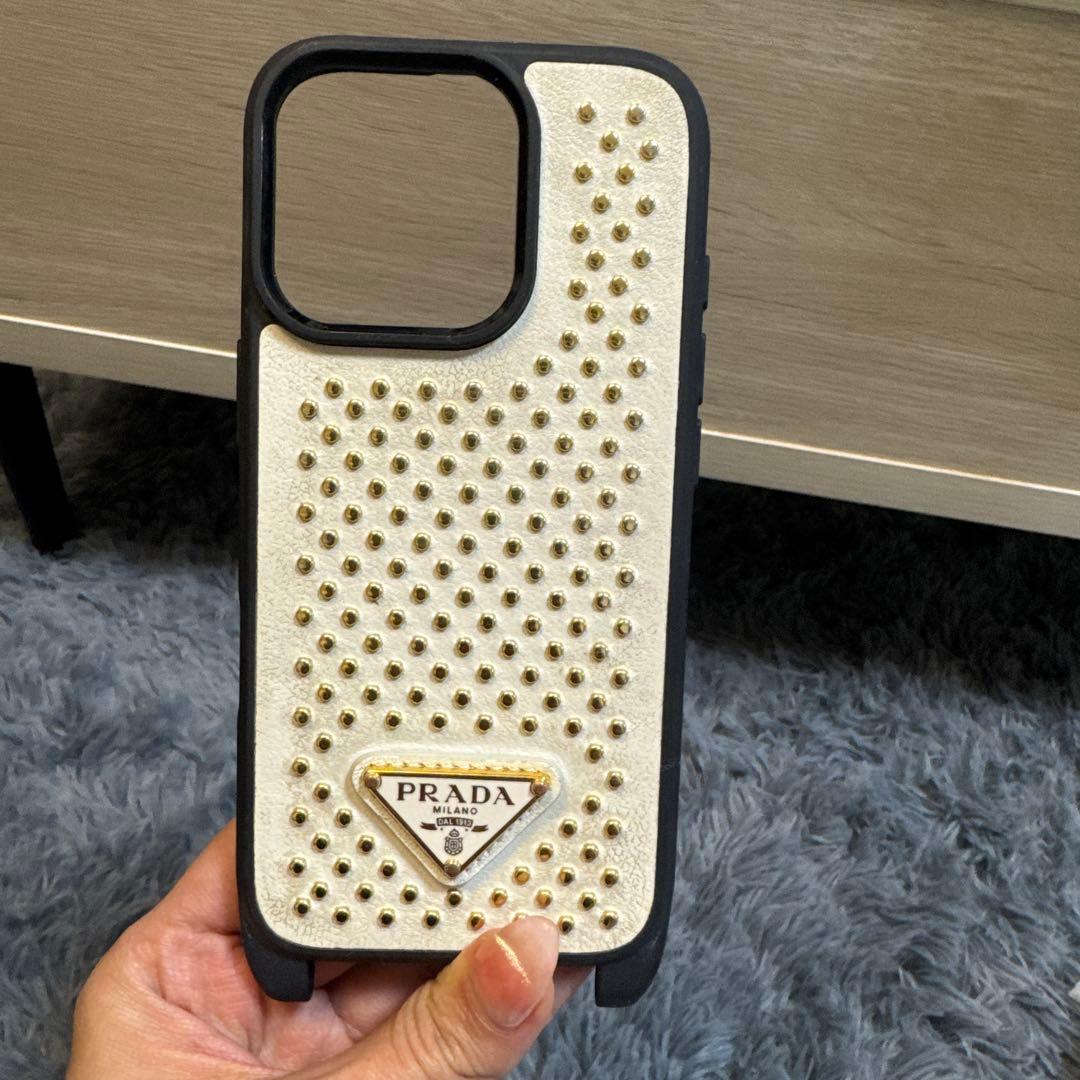 お値下げありPRADA スタッズ付きiPhone16proケース　レシートあり