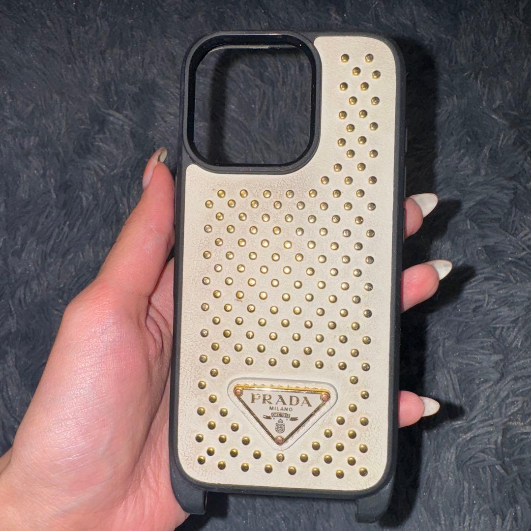 お値下げありPRADA スタッズ付きiPhone16proケース　レシートあり