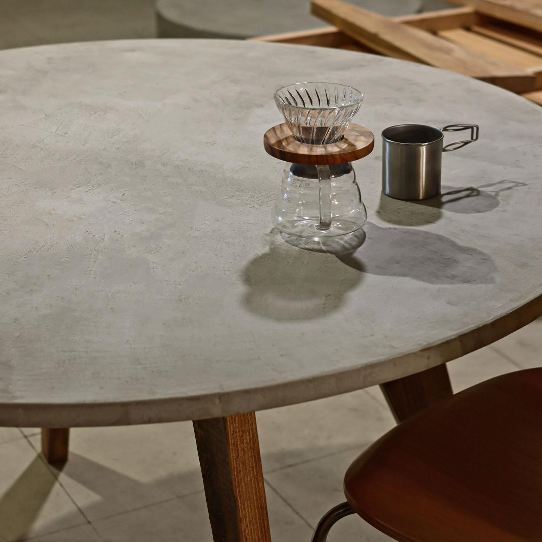 ラウンドテーブル｜ライトグレー｜Φ120cm｜薄塗りモルタル｜ダイニングテーブル