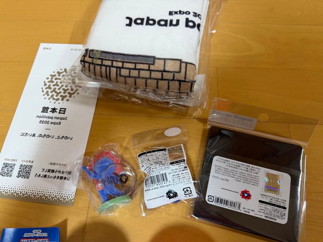 大阪万博　ミャクミャクお尻マグネット　藻キティアクリルスタンプ　ドラえもんタオル