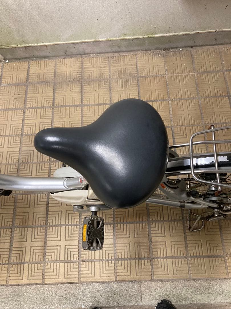 シルバー 電動アシスト自転車 前バスケット付き