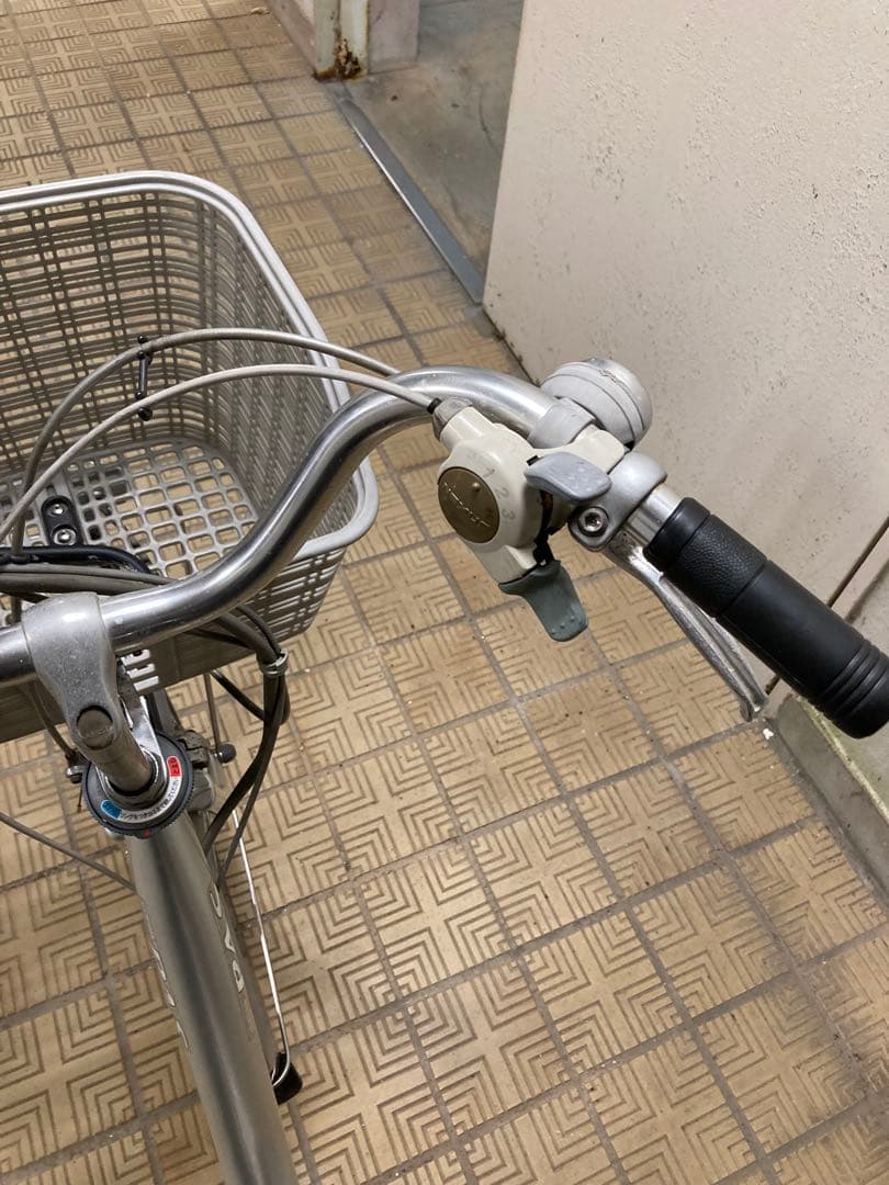 シルバー 電動アシスト自転車 前バスケット付き