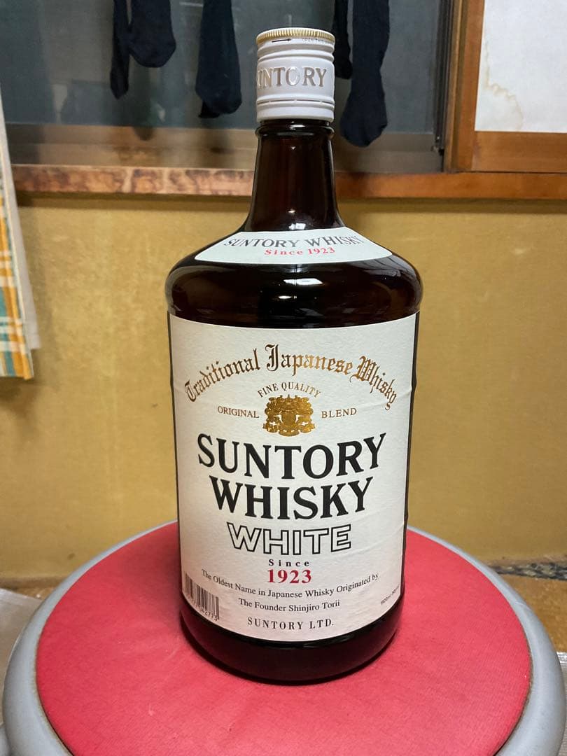 SUNTORY・WHISKY・WHITE。since 1923 1920ml。