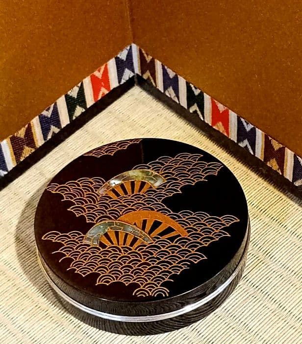 茶道具　香合　片輪波　青貝　蒔絵　宗賀造　共箱