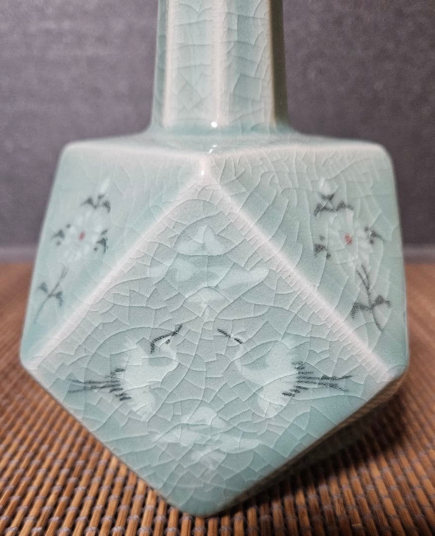 韓国人気現代作家　海平窯　尹允燮作　高麗青磁　象嵌　草花に鶴図　面取　花入れ