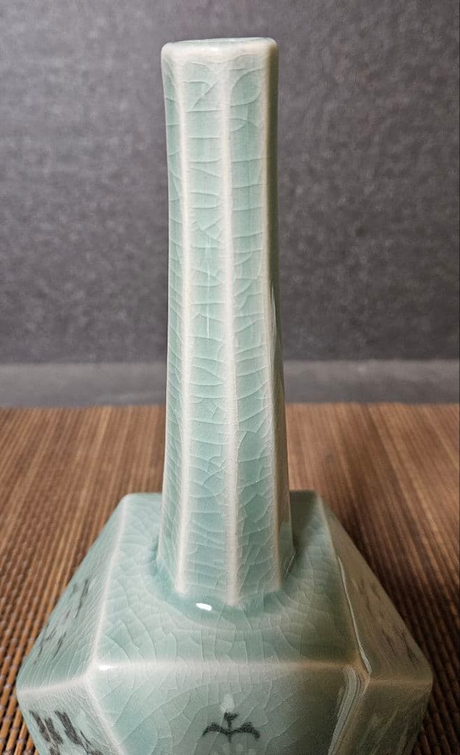 韓国人気現代作家　海平窯　尹允燮作　高麗青磁　象嵌　草花に鶴図　面取　花入れ