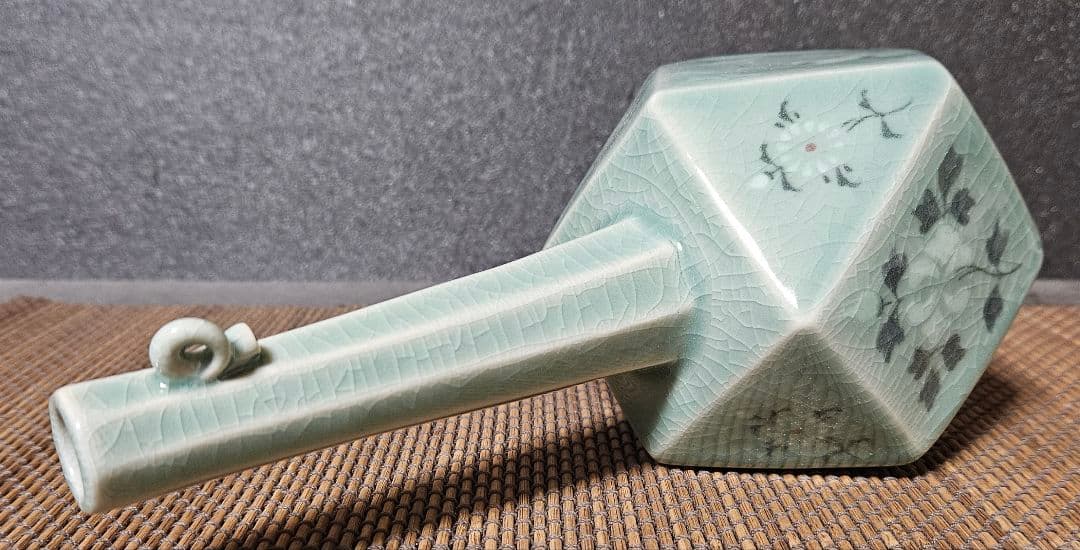 韓国人気現代作家　海平窯　尹允燮作　高麗青磁　象嵌　草花に鶴図　面取　花入れ