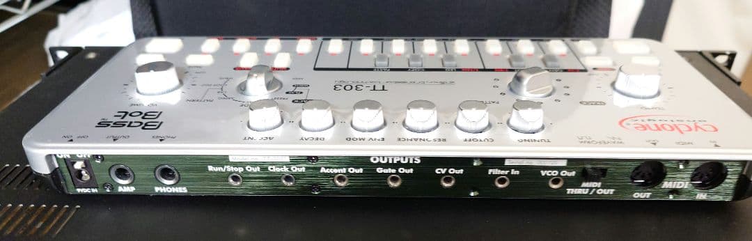 Cyclone TT-303 アナログシンセ　 TB-303