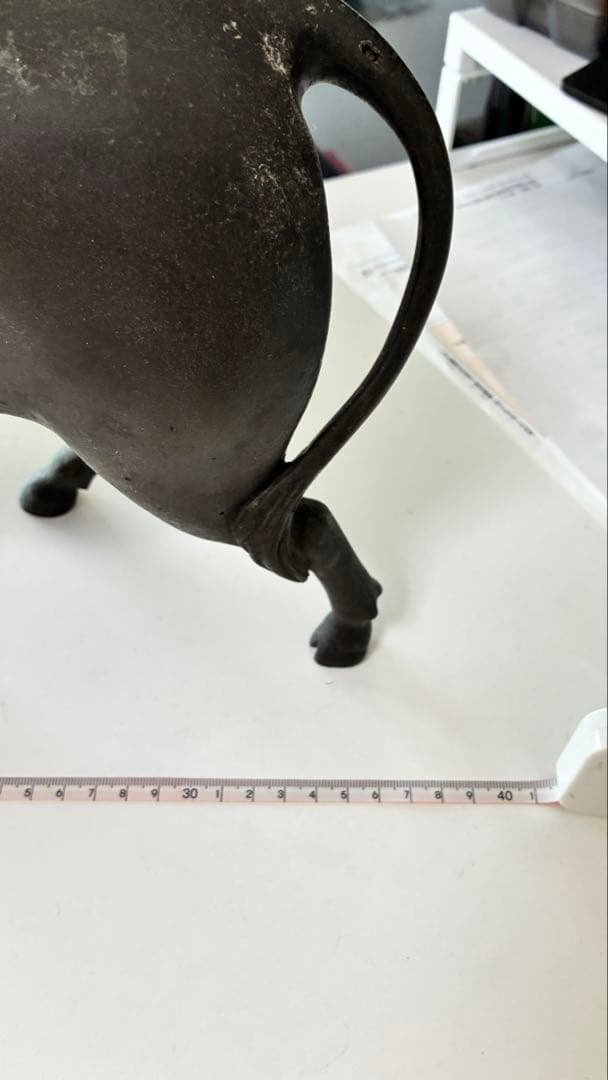 銅器牛に乗る人物像