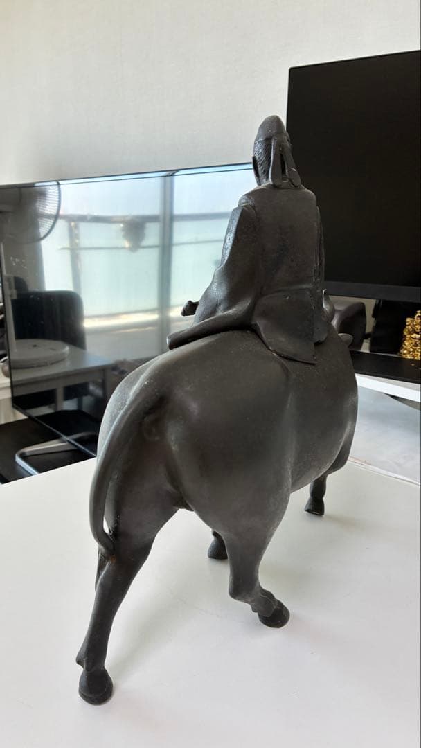 銅器牛に乗る人物像