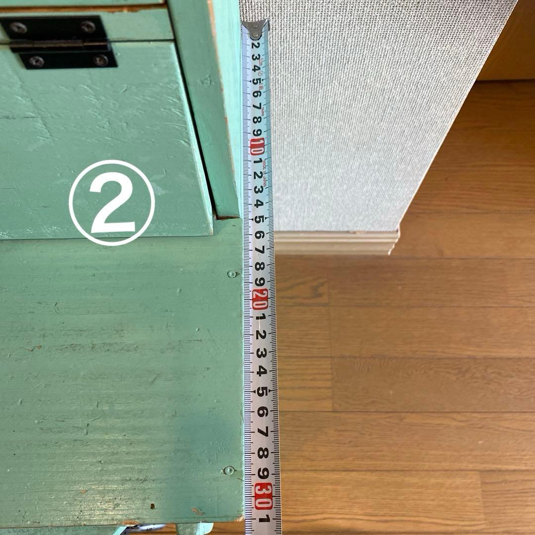 ③ アンティーク棚　子供部屋