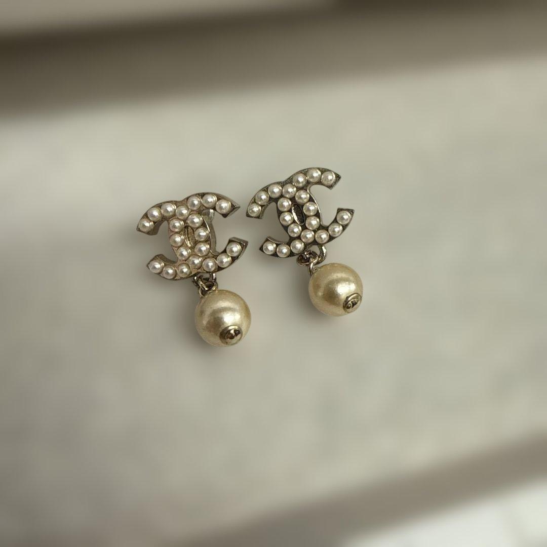 CHANEL パール付きロゴピアス