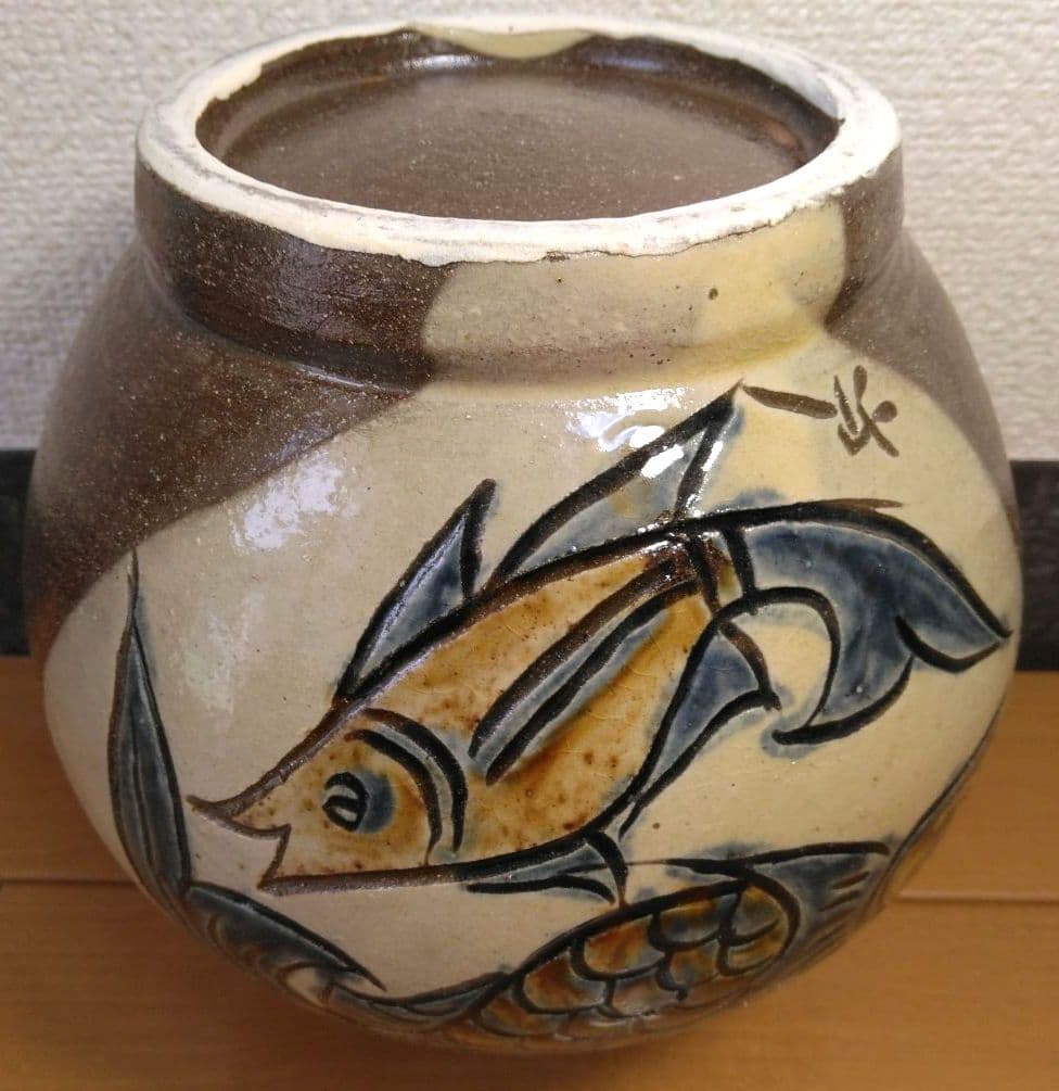人間国宝 金城次郎 線彫魚文壷 栞 共箱 未使用品 壷屋焼 やちむん 笑魚 海老
