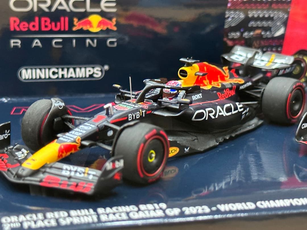 フェルスタッペン　ミニチャンプス 2023 レッドブルrb19ミニカー2台セット