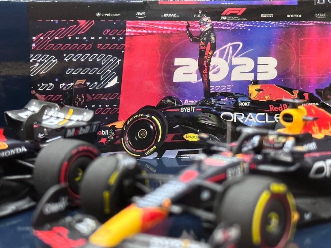 フェルスタッペン　ミニチャンプス 2023 レッドブルrb19ミニカー2台セット