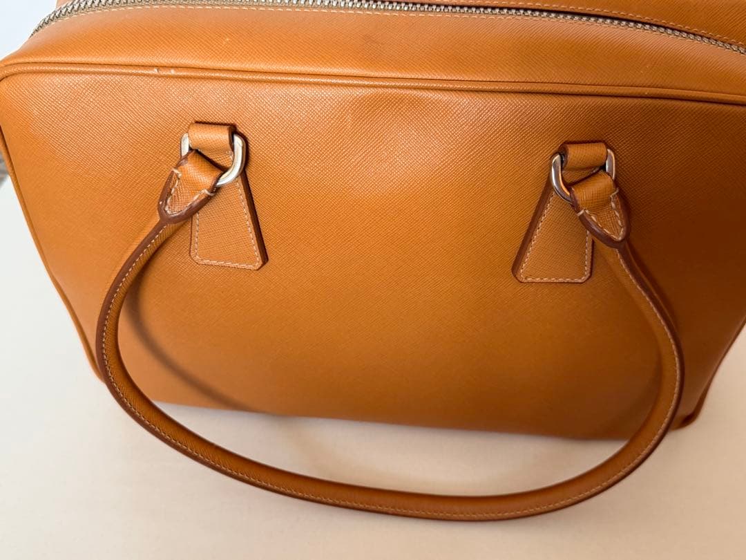 新品未使用　プラダ　ハンドバッグ キャメル　ベージュ　サフィアノ　型押　シンプル