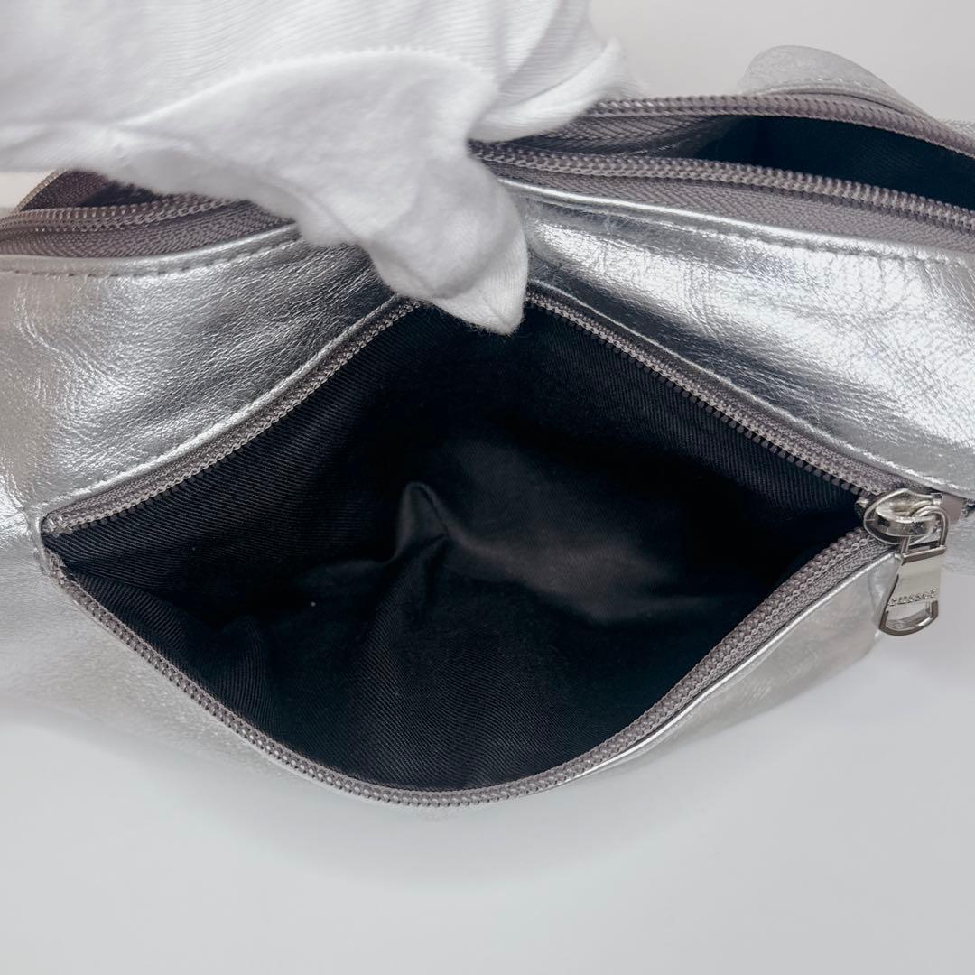 【人気商品】russet ショルダーバッグ　シルバー　ラウンドショルダー　レザー