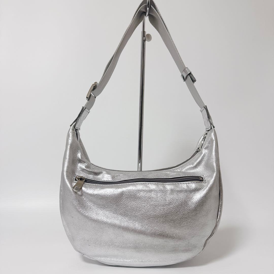 【人気商品】russet ショルダーバッグ　シルバー　ラウンドショルダー　レザー
