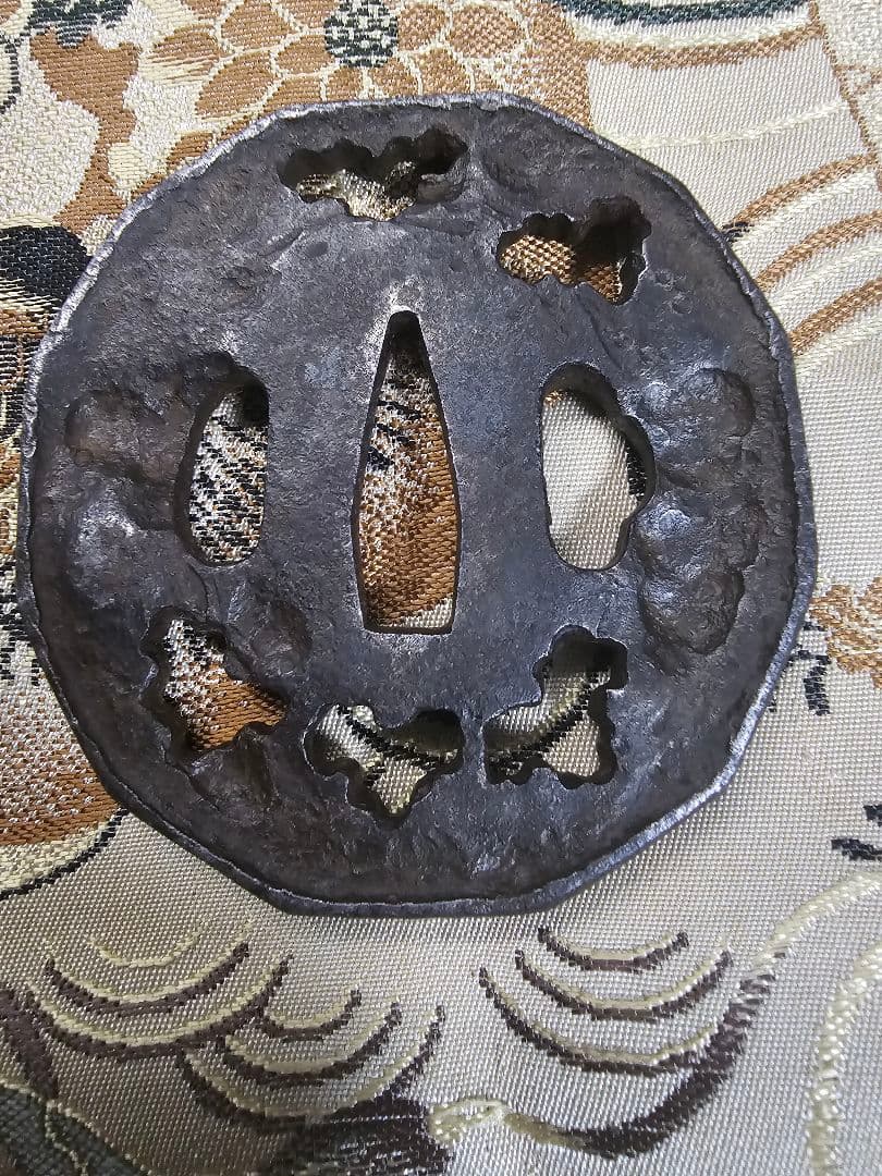 12角形鉄鍔 透かし彫り　縦76mm横73m厚さ7mm　時代物　刀装具