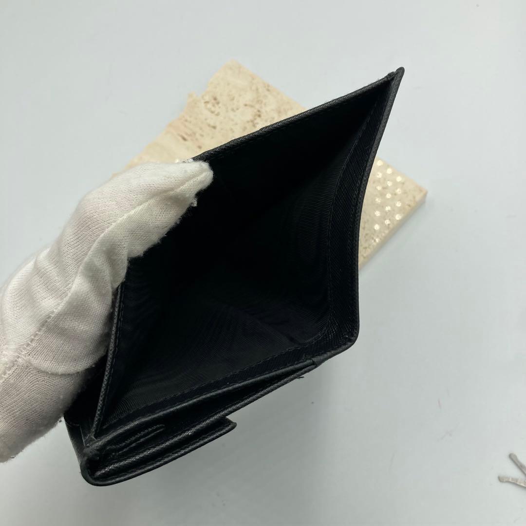 ！極美品！　PRADA プラダ　折り財布　サフィアーノ　ブラック　105A