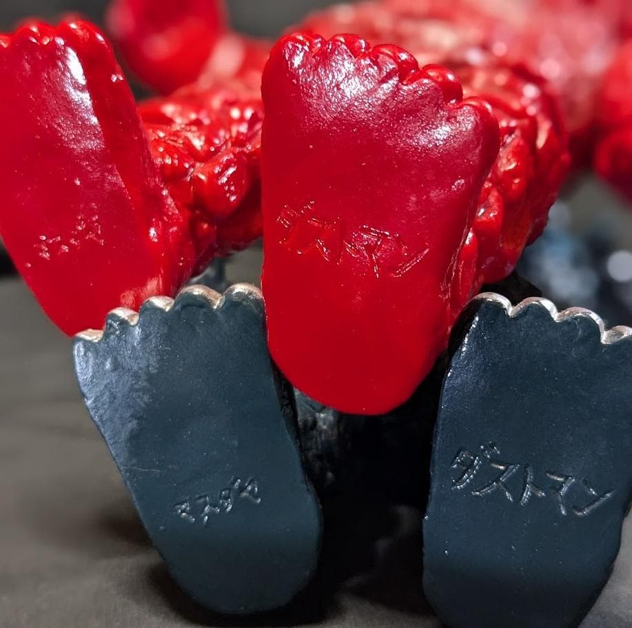 ダストマン黒色＆赤色「スペクトルマン」登場怪獣（マスダヤ復刻）ソフビ２体セット