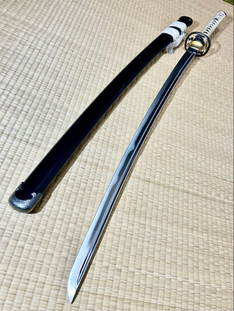 模造刀 太刀　※刀身に樋があり、鍔に花模様のある刀！