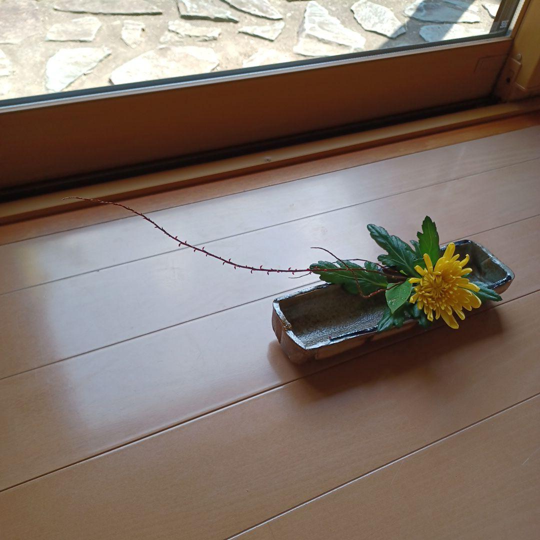 日展作家　鈴木紀文作　灰釉辰字文花器　瀬戸焼　足付き　華道