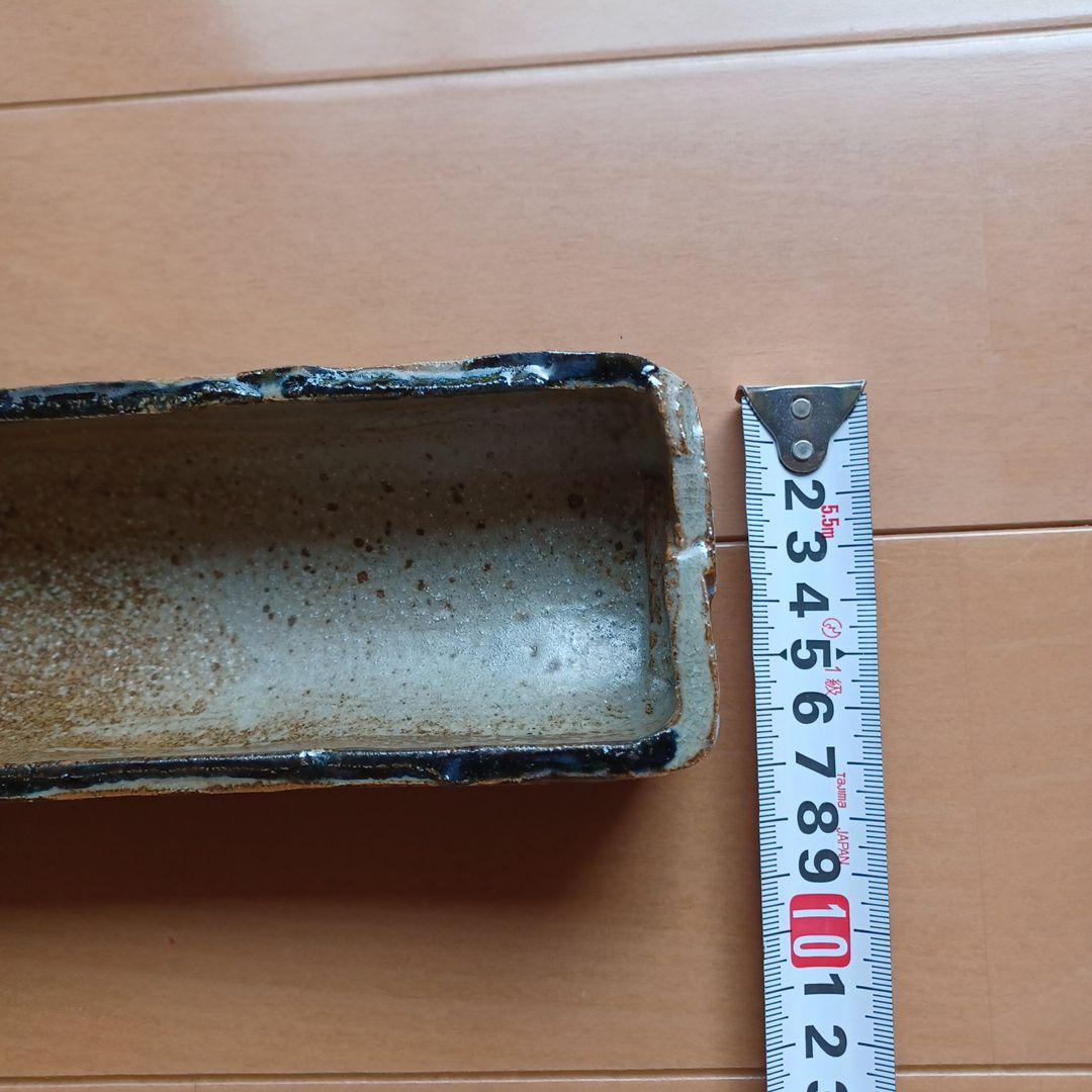 日展作家　鈴木紀文作　灰釉辰字文花器　瀬戸焼　足付き　華道