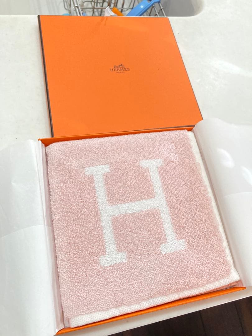 HERMES ピンクタオルハンカチ Hのロゴ入り