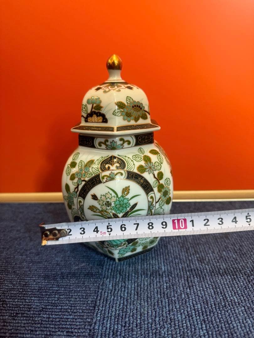 2028 有田焼 前山陶器 染錦山 庫山窯 金ラインの花柄模様 六角飾り壺