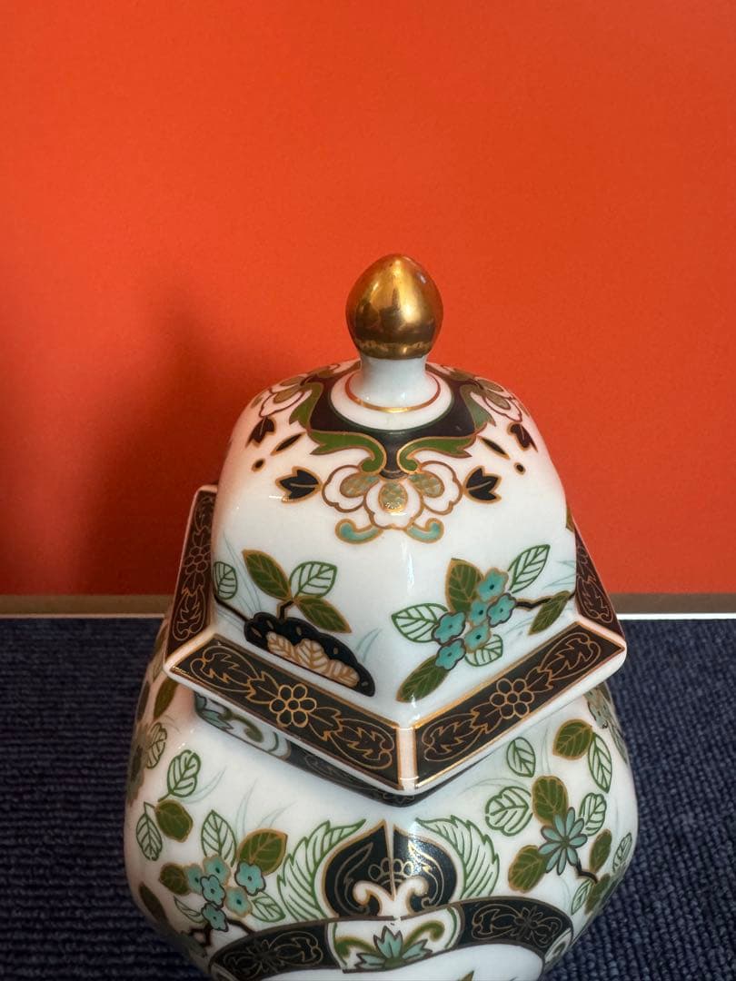 2028 有田焼 前山陶器 染錦山 庫山窯 金ラインの花柄模様 六角飾り壺