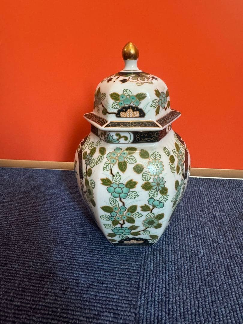 2028 有田焼 前山陶器 染錦山 庫山窯 金ラインの花柄模様 六角飾り壺