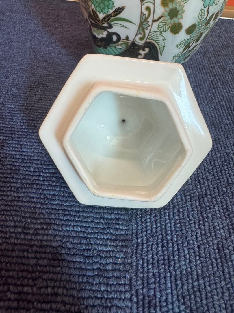 2028 有田焼 前山陶器 染錦山 庫山窯 金ラインの花柄模様 六角飾り壺