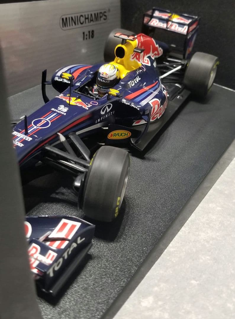 【美品】ミニチャンプス1/18 レッドブル RB7 S.ベッテル 2011