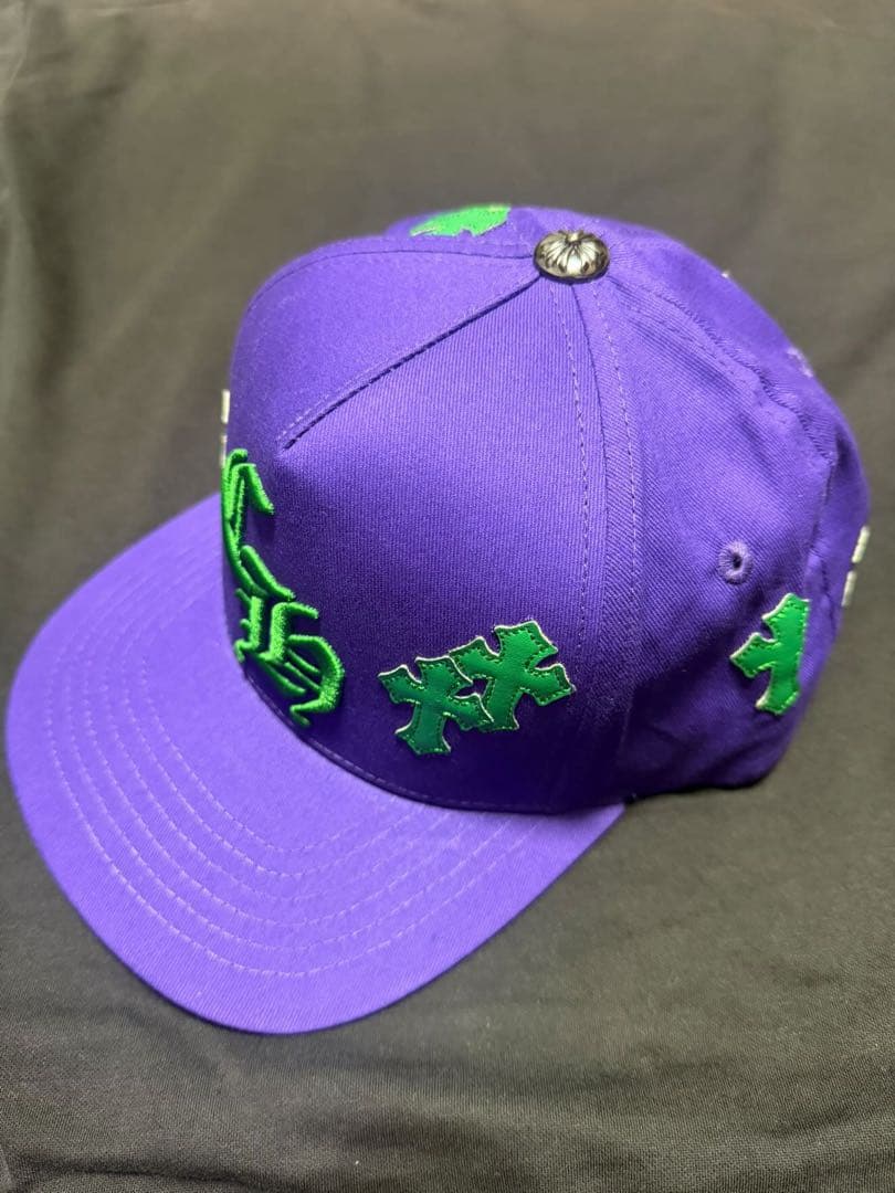 紫色の刺繍キャップ