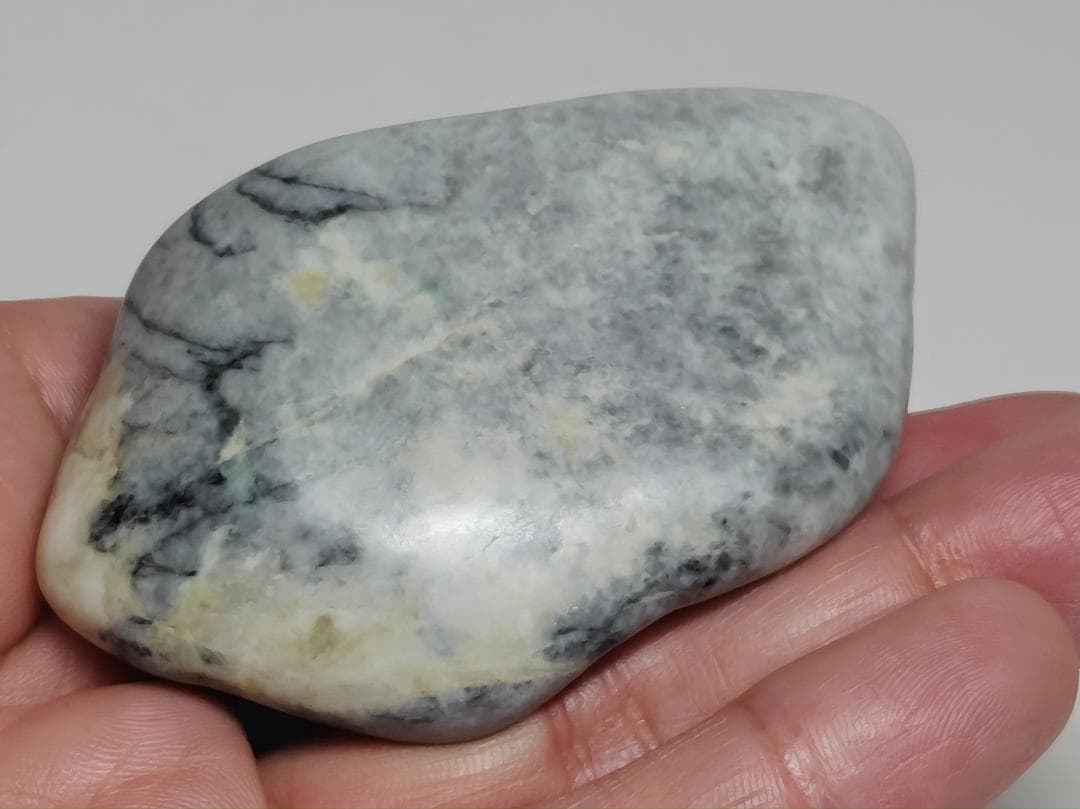 糸魚川㉙ 翡翠 127g ヒスイ 原石 鑑賞石 自然石 誕生石 鉱物 鉱石 水石