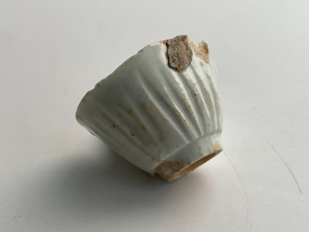 骨董　アンティーク　初期伊万里陶片　白磁鎬盃　酒器　酒杯　猪口　出土　発掘