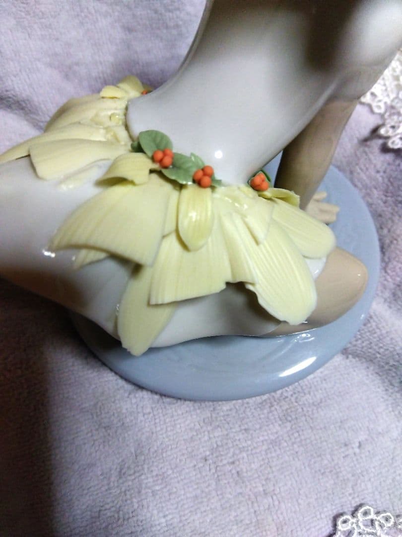 リヤドロのポーセリン（磁器）製フィギュリンOopsy Daisy