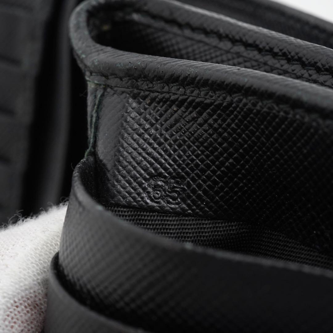 ✨極上美品✨　プラダ　二つ折り　サフィアーノレザー　メタルロゴ　黒　箱付き