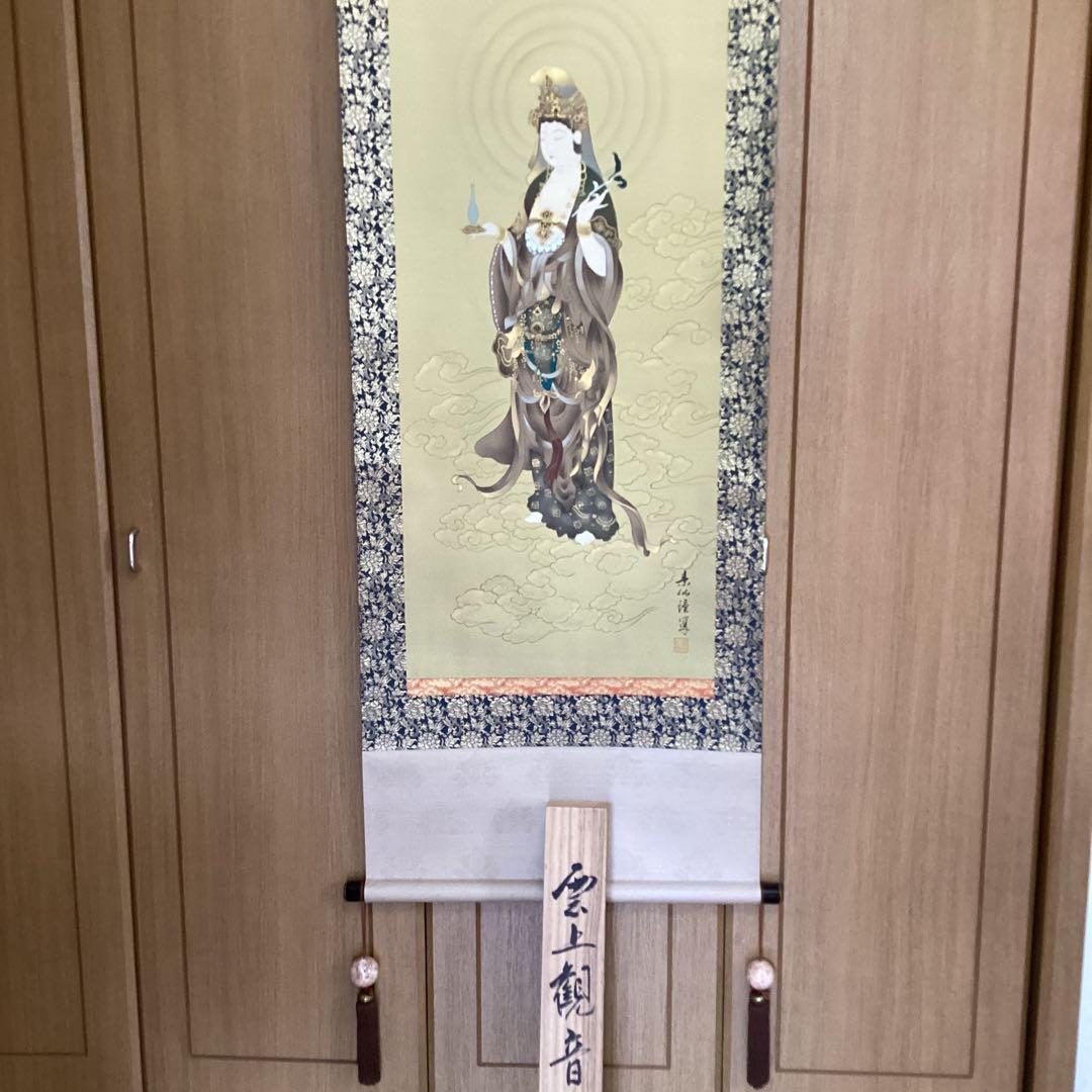 素　仙　筆　　【　絹本彩色画　・雲上観音図　】　自題共箱　軸先漆仕立木　610