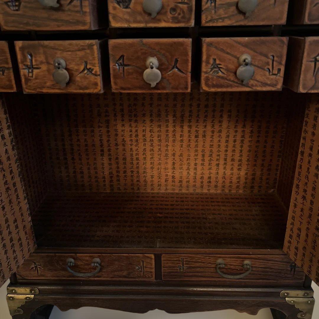 伝統的な木製箪笥 引き出し付き