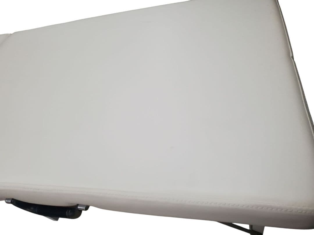 折りたたみ施術ベッド　ホワイト　整骨院整体　エステ　マッサージ　施術台