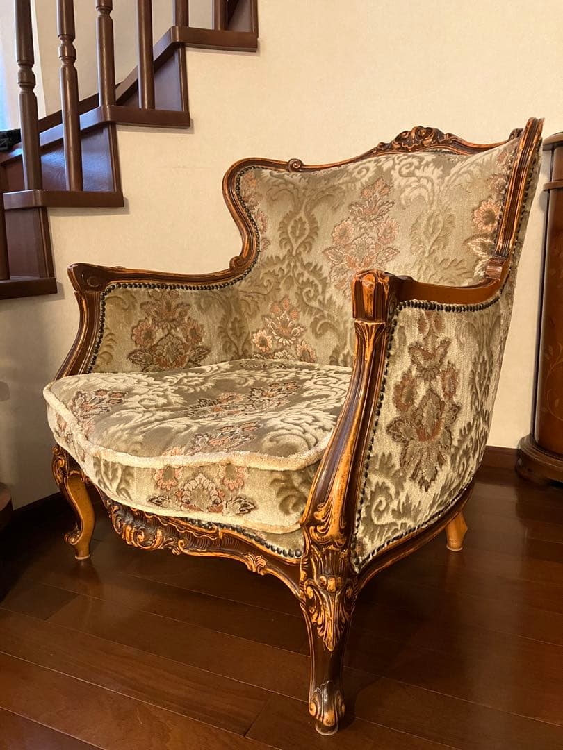 【イタリア製】美しい彫刻の高級アンティークソファ 木製椅子 ベージュ ゴブラン
