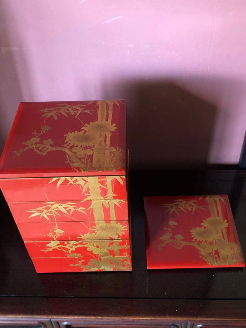 蔵にあった朱塗菊松竹梅文蒔絵重箱　五段重　二枚蓋