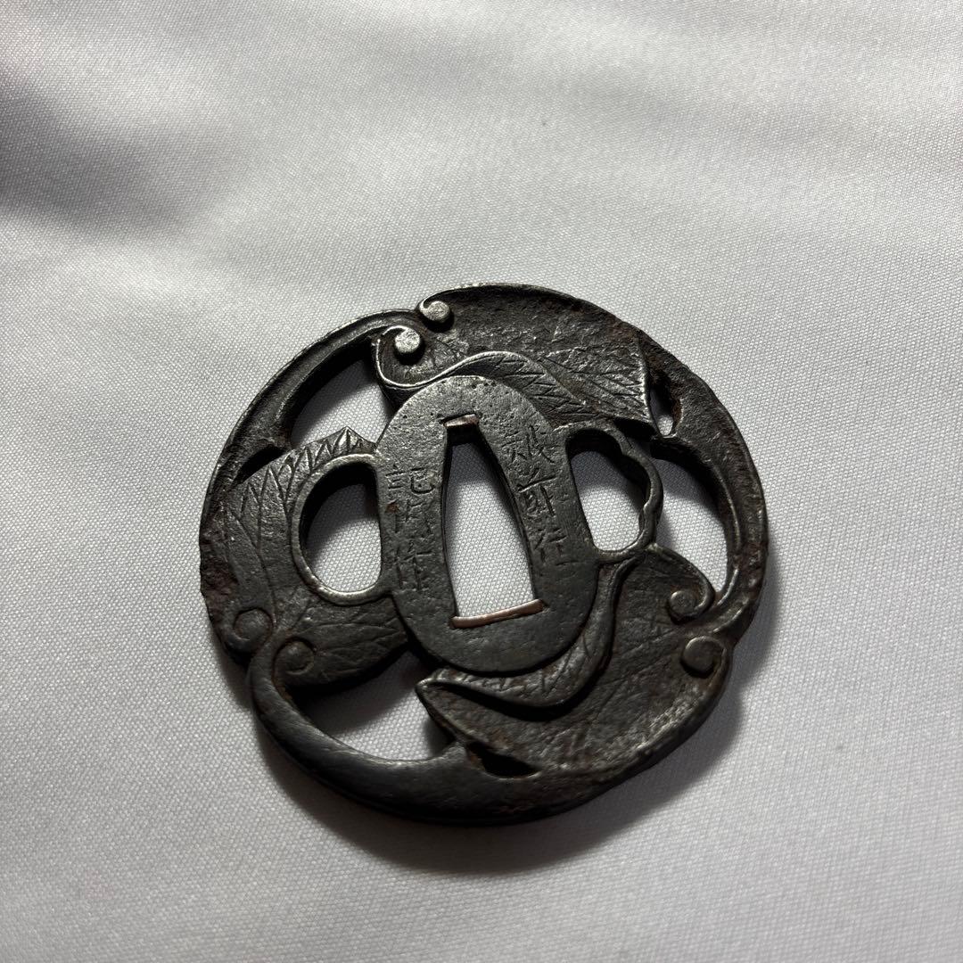 葉模様の鉄製鍔　越前住記内作　葵　葉　三つ葉葵