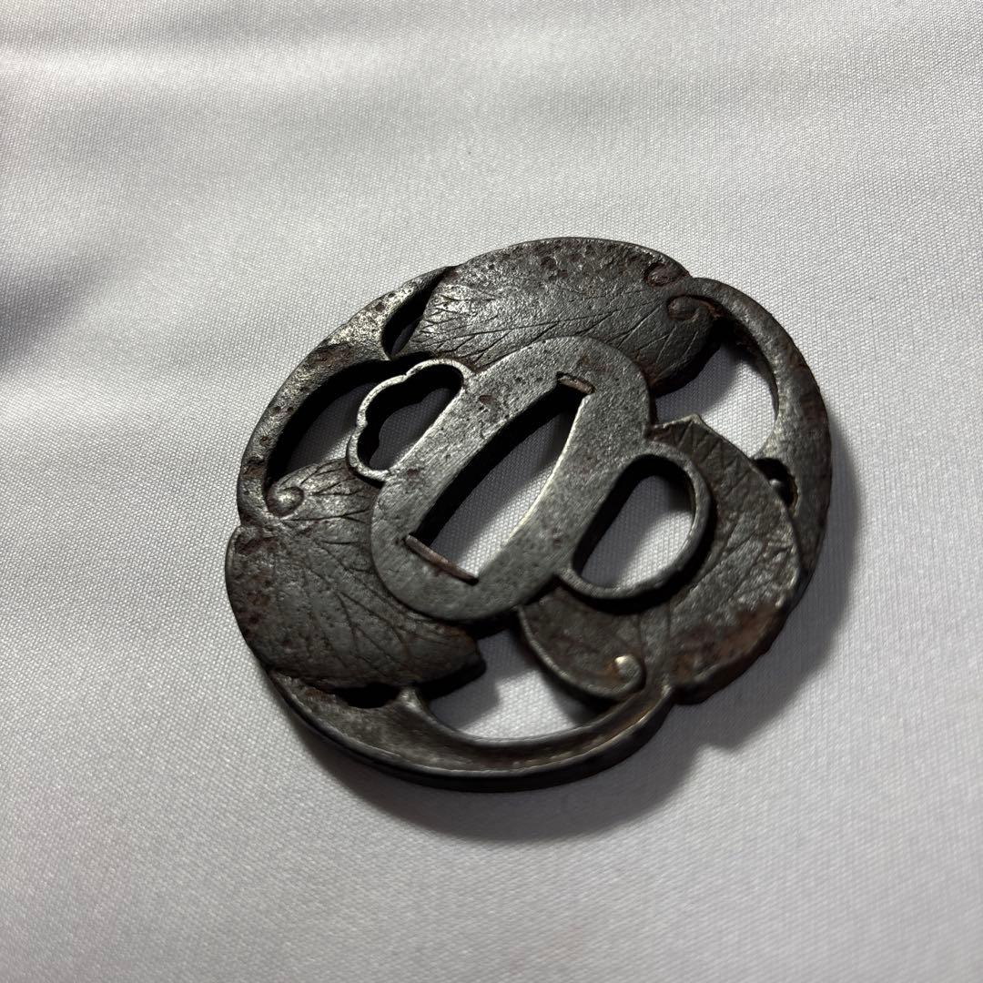 葉模様の鉄製鍔　越前住記内作　葵　葉　三つ葉葵